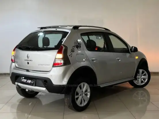 RENAULT-SANDERO-2013