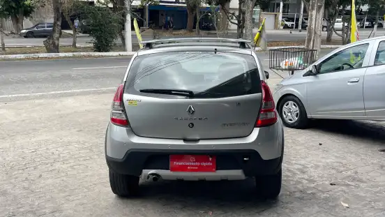 RENAULT-SANDERO-2013