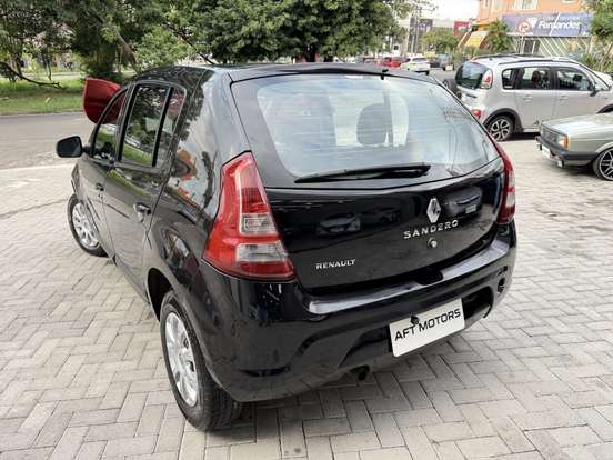 RENAULT-SANDERO-2012