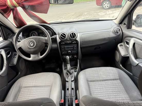 RENAULT-SANDERO-2012