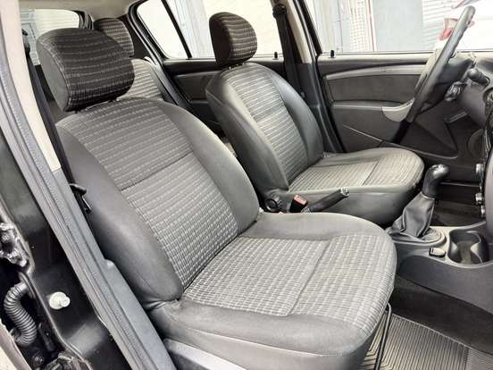 RENAULT-SANDERO-2012