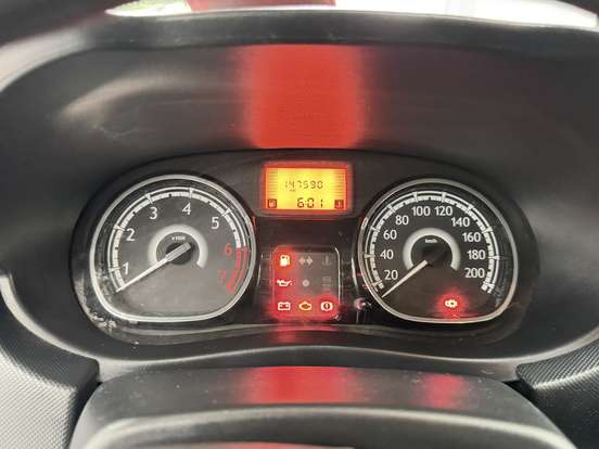 RENAULT-SANDERO-2012