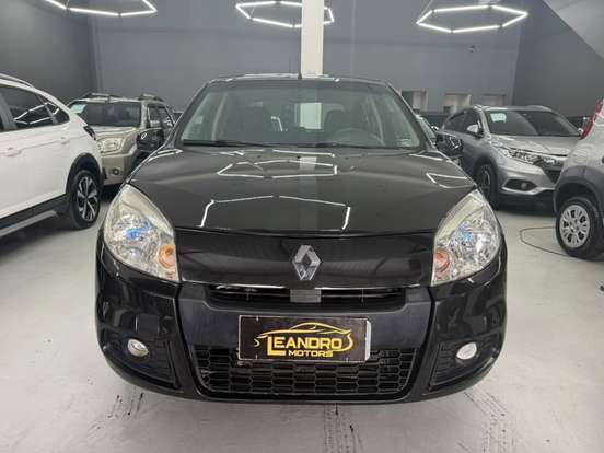 RENAULT-SANDERO-2013
