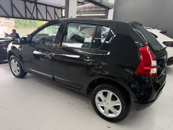 RENAULT-SANDERO-2013