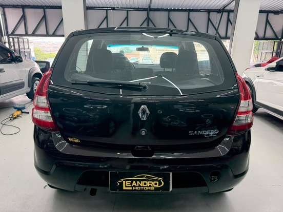 RENAULT-SANDERO-2013