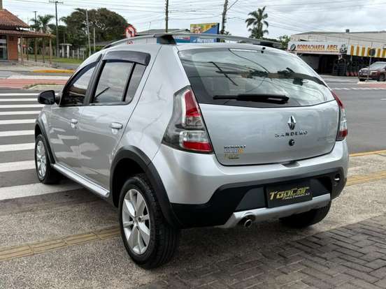RENAULT-SANDERO-2012