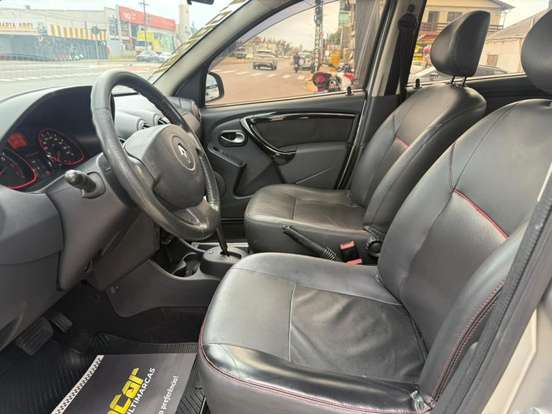 RENAULT-SANDERO-2012