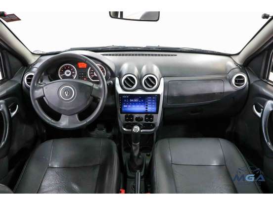 RENAULT-SANDERO-2009