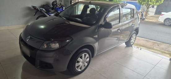 RENAULT-SANDERO-2013