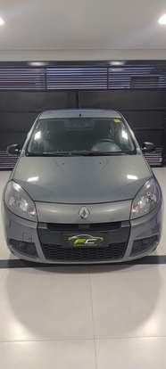 RENAULT-SANDERO-2013