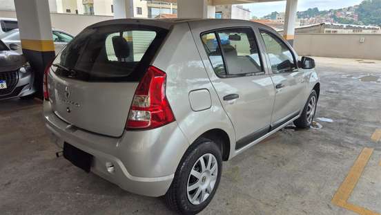 RENAULT-SANDERO-2011