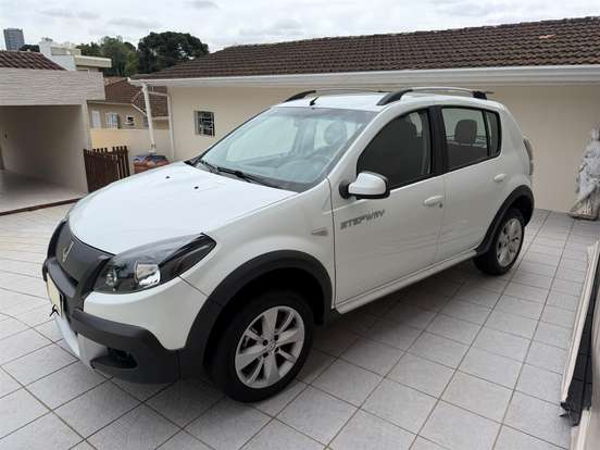 RENAULT-SANDERO-2013