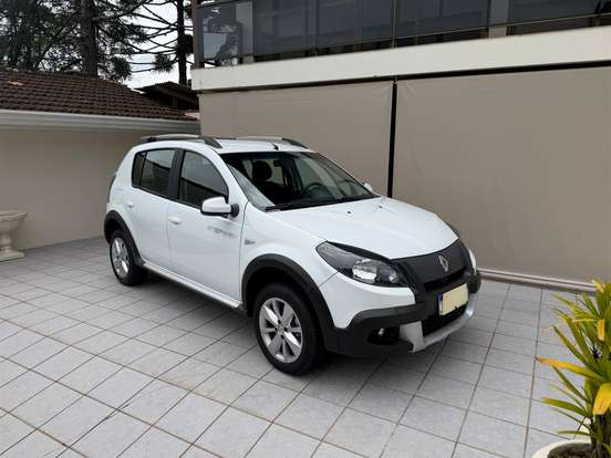 RENAULT-SANDERO-2013
