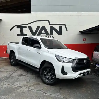 TOYOTA-HILUX-2.8 D-4D TURBO DIESEL CD SR 4X4 AUTOMÁTICO TOYOTA-HILUX-2023