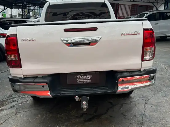 TOYOTA-HILUX-2.8 D-4D TURBO DIESEL CD SR 4X4 AUTOMÁTICO TOYOTA-HILUX-2023