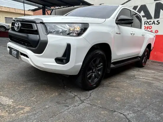 TOYOTA-HILUX-2.8 D-4D TURBO DIESEL CD SR 4X4 AUTOMÁTICO TOYOTA-HILUX-2023