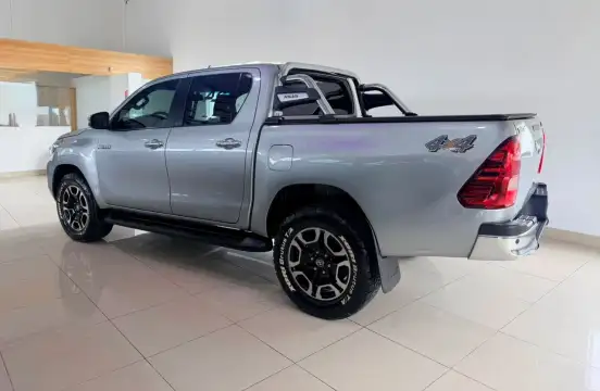 TOYOTA-HILUX-2.8 D-4D TURBO DIESEL CD SRV 4X4 AUTOMÁTICO TOYOTA-HILUX-2023
