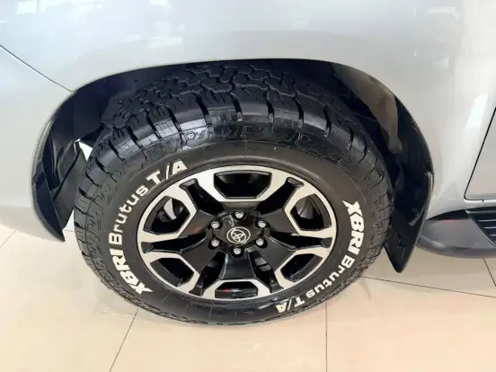 TOYOTA-HILUX-2.8 D-4D TURBO DIESEL CD SRV 4X4 AUTOMÁTICO TOYOTA-HILUX-2023