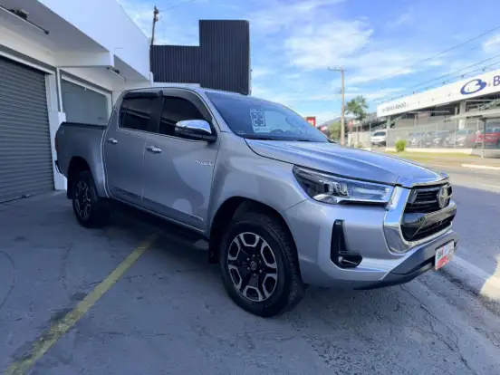 TOYOTA-HILUX-2023