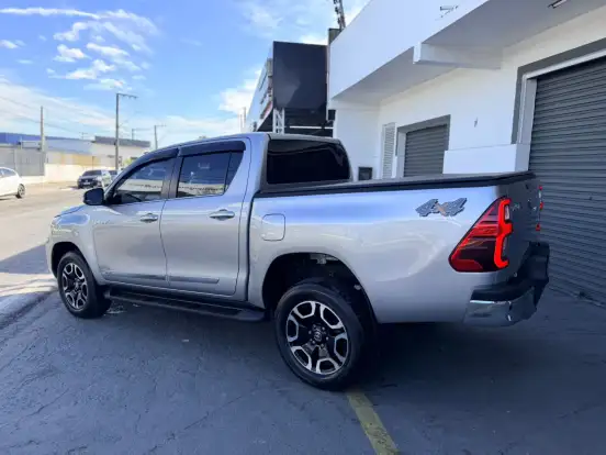 TOYOTA-HILUX-2.8 D-4D TURBO DIESEL CD SRX 4X4 AUTOMÁTICO TOYOTA-HILUX-2023
