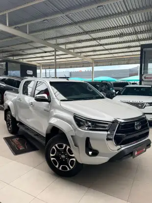 TOYOTA-HILUX-2.8 D-4D TURBO DIESEL CD SRX PLUS 4X4 AUTOMÁTICO TOYOTA-HILUX-2025