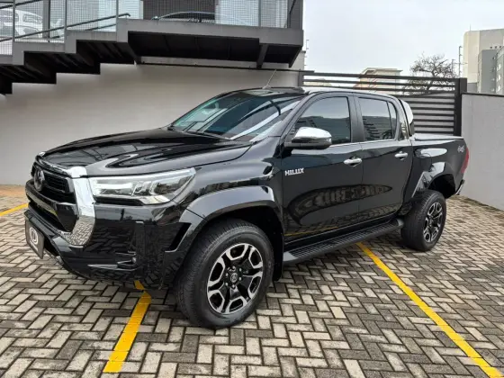 TOYOTA HILUX 2.8 D-4D TURBO DIESEL CD SRX PLUS 4X4 AUTOMÁTICO