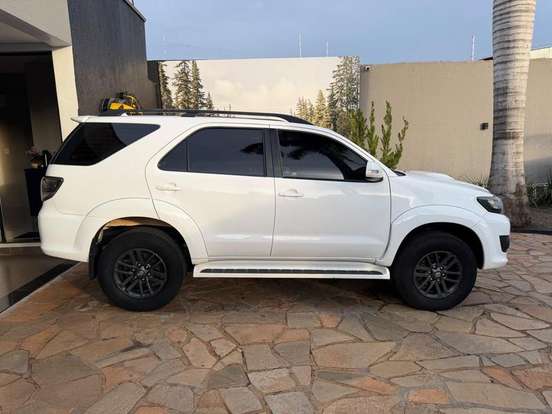 TOYOTA-HILUX-2.7 SR 4X2 CD 16V FLEX 4P AUTOMÁTICO TOYOTA-HILUX-2014