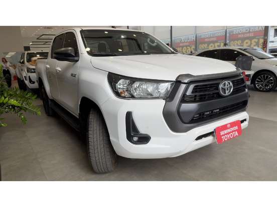 TOYOTA-HILUX-2.8 D-4D TURBO DIESEL CD SR 4X4 AUTOMÁTICO TOYOTA-HILUX-2023