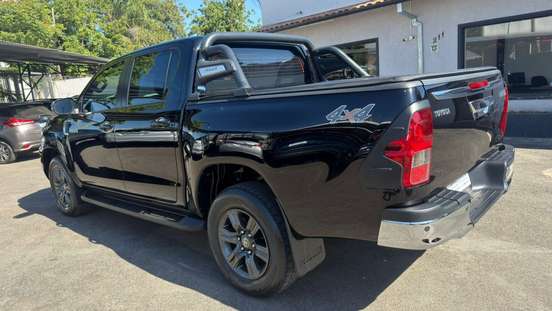 TOYOTA-HILUX-2021