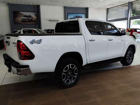 TOYOTA-HILUX-2.8 D-4D TURBO DIESEL CD SRV 4X4 AUTOMÁTICO TOYOTA-HILUX-2022