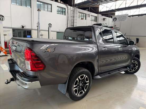 TOYOTA-HILUX-2.8 D-4D TURBO DIESEL CD SRV 4X4 AUTOMÁTICO TOYOTA-HILUX-2023