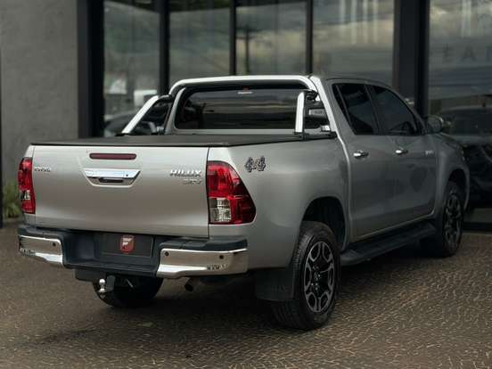 TOYOTA-HILUX-2021