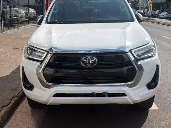 TOYOTA-HILUX-2.8 D-4D TURBO DIESEL CD SRX 4X4 AUTOMÁTICO TOYOTA-HILUX-2023