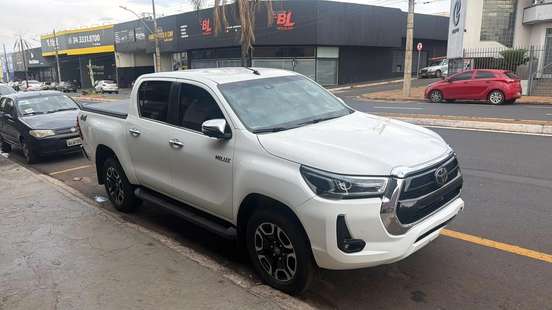 TOYOTA-HILUX-2.8 D-4D TURBO DIESEL CD SRX 4X4 AUTOMÁTICO TOYOTA-HILUX-2023