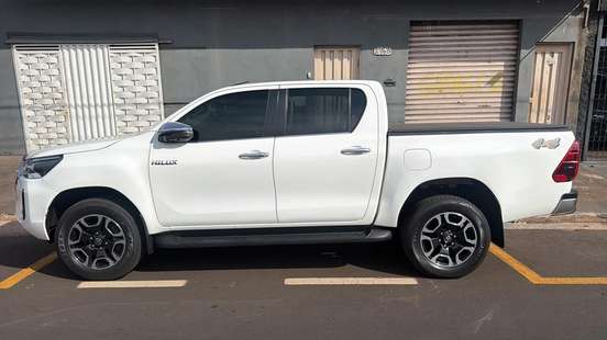 TOYOTA-HILUX-2.8 D-4D TURBO DIESEL CD SRX 4X4 AUTOMÁTICO TOYOTA-HILUX-2023