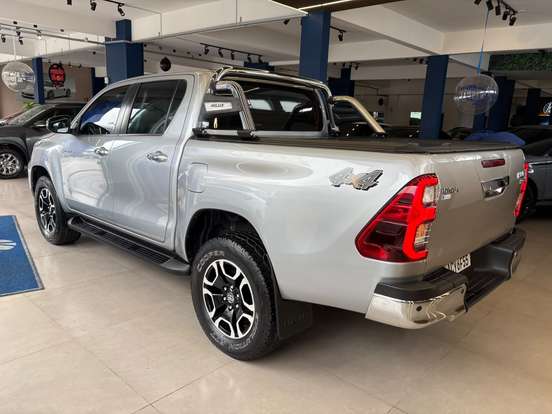 TOYOTA-HILUX-2022