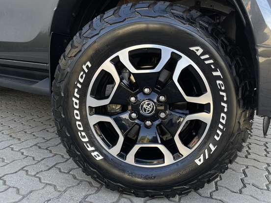 TOYOTA-HILUX-2.8 D-4D TURBO DIESEL CD SRX PLUS 4X4 AUTOMÁTICO TOYOTA-HILUX-2023