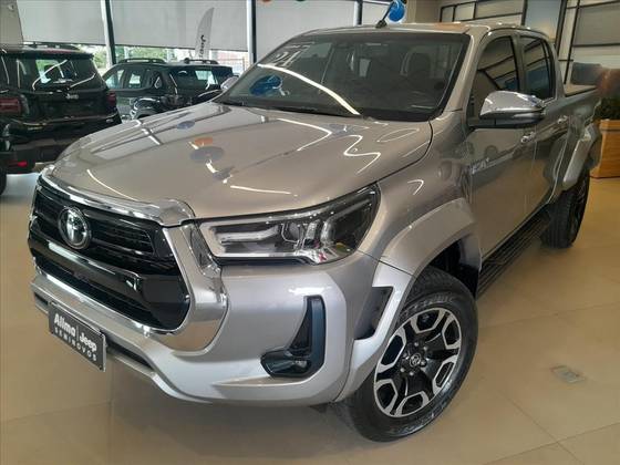 TOYOTA HILUX 2.8 D-4D TURBO DIESEL CD SRX PLUS 4X4 AUTOMÁTICO