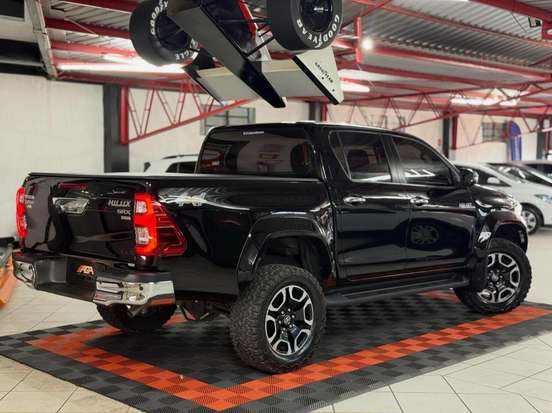 TOYOTA-HILUX-2.8 D-4D TURBO DIESEL CD SRX PLUS 4X4 AUTOMÁTICO TOYOTA-HILUX-2024