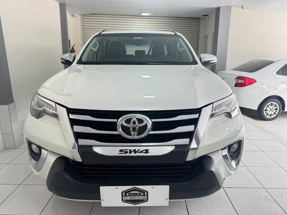 TOYOTA HILUX 2.8 SRX 4X4 CD 16V DIESEL 4P AUTOMÁTICO