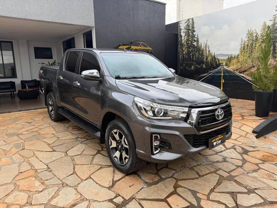TOYOTA HILUX 2.8 SRX 4X4 CD 16V DIESEL 4P AUTOMÁTICO