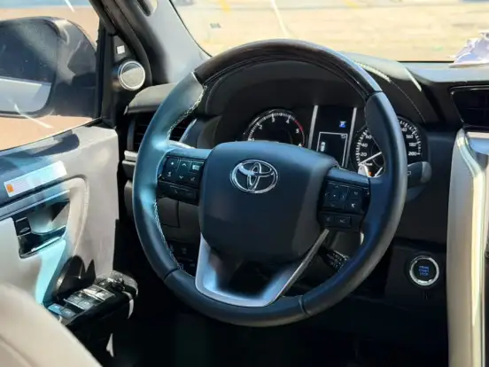 TOYOTA-HILUX SW4-2.8 D-4D TURBO DIESEL DIAMOND 7L 4X4 AUTOMÁTICO TOYOTA-HILUX SW4-2023