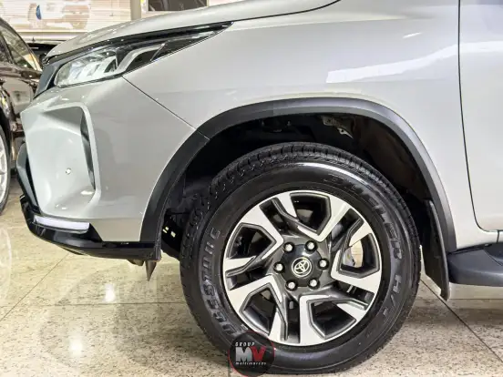 TOYOTA-HILUX SW4-2.8 D-4D TURBO DIESEL DIAMOND 7L 4X4 AUTOMÁTICO TOYOTA-HILUX SW4-2023