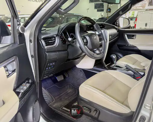 TOYOTA-HILUX SW4-2023