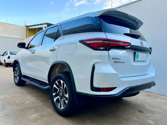 TOYOTA-HILUX SW4-2025