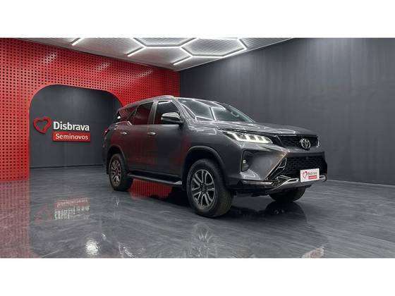 TOYOTA HILUX SW4 2.8 D-4D TURBO DIESEL DIAMOND 7L 4X4 AUTOMÁTICO