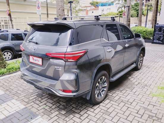 TOYOTA-HILUX SW4-2025