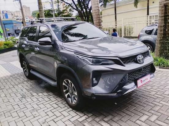 TOYOTA-HILUX SW4-2025