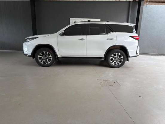 TOYOTA-HILUX SW4-2025