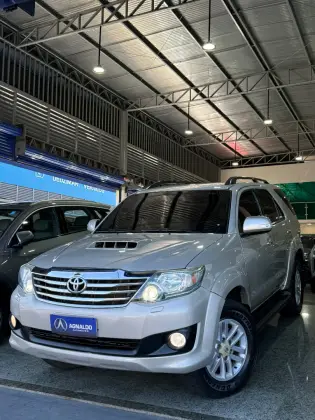 TOYOTA HILUX SW4 3.0 SRV 4X4 7 LUGARES 16V TURBO INTERCOOLER DIESEL 4P AUTOMÁTICO